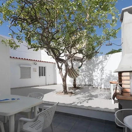 Casa Santos Nicolau بيت للعطل *